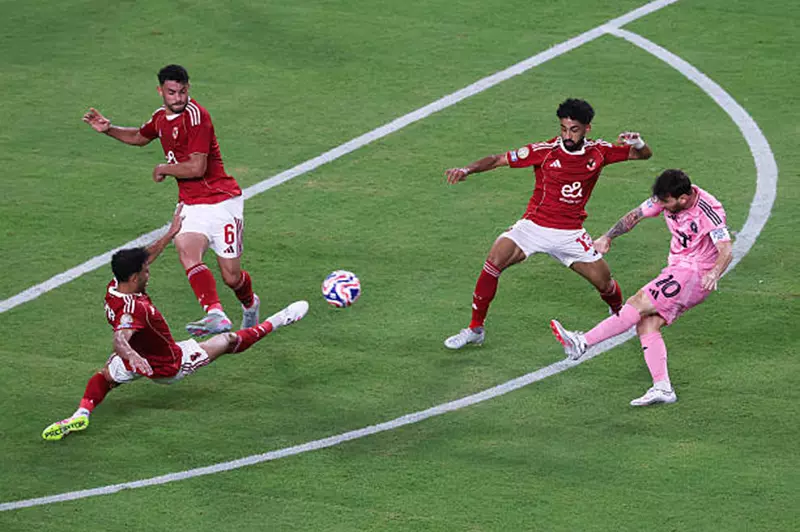الأهلي يضع حداً لمغامرة ميسي في كأس العالم للأندية بعد فقد الكرة 25 مرة